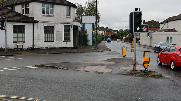 Crossing island on Winchester Road lacking pedestrian signals